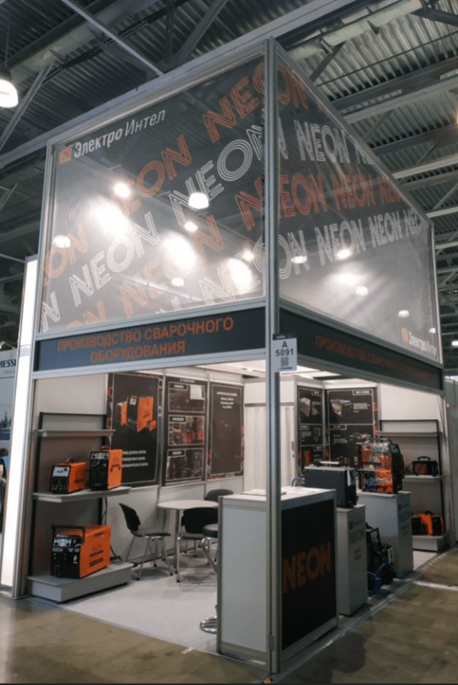 Фабриано_угол с оклеенным фризом.png