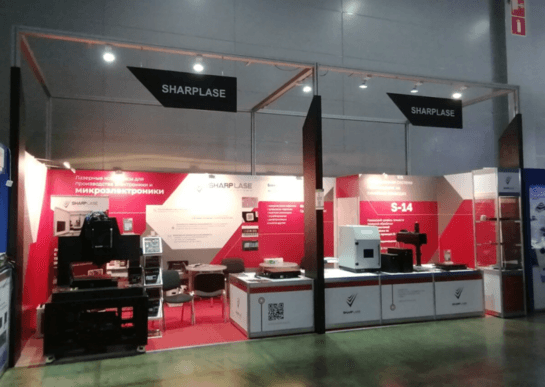 Кремона с баннером на стене.png